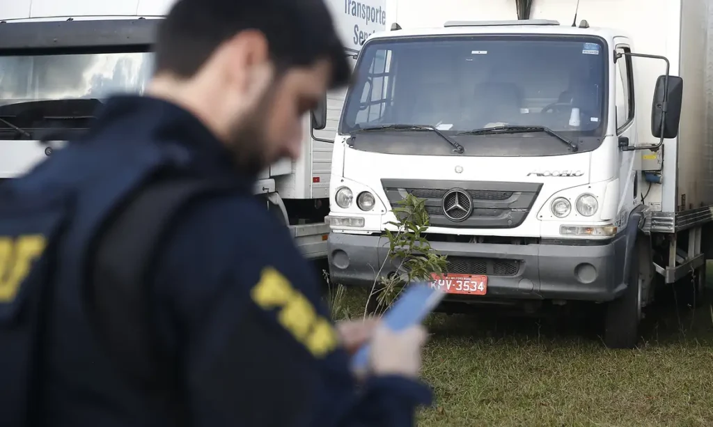 Autoescola obrigatória para tirar CNH pode deixar de existir