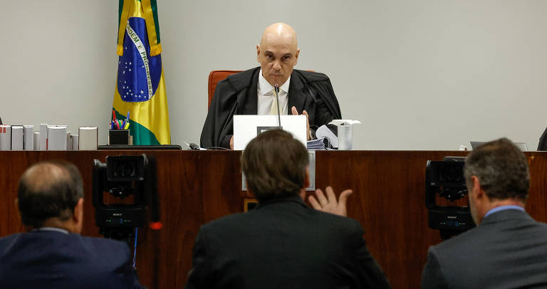 Ex-presidente Jair Bolsonaro, no STF, encontra o com relator Alexandre de Moraes