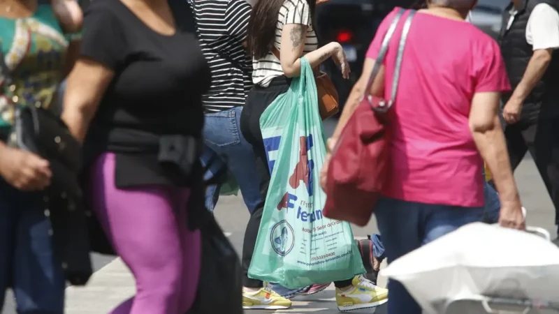 Desigualdade salarial persistente: mulheres têm mais estudo, mas ganham menos