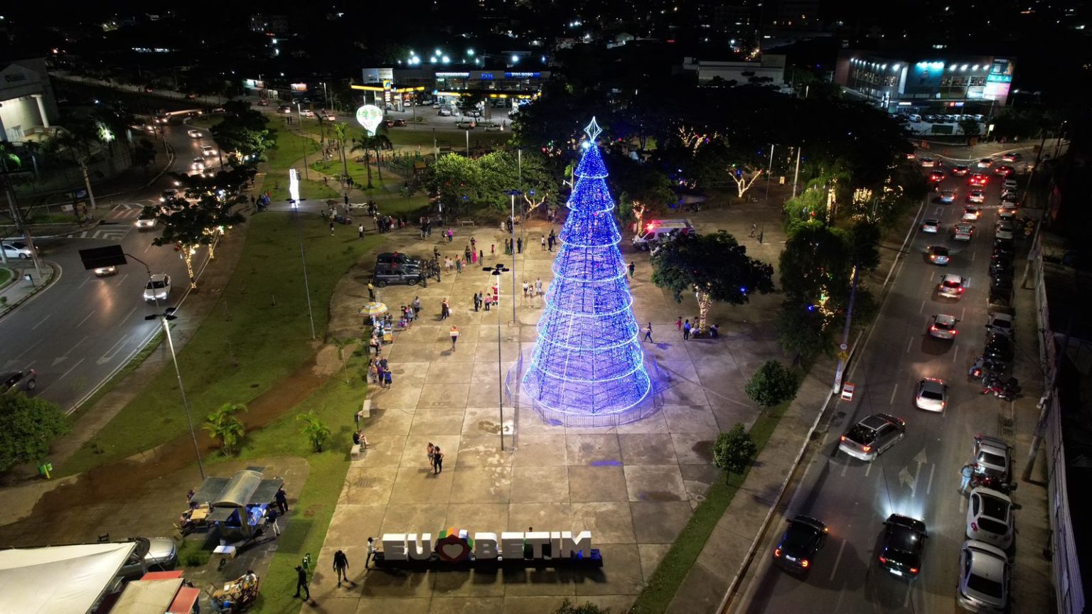Principais praças recebem decoração de Natal em Betim