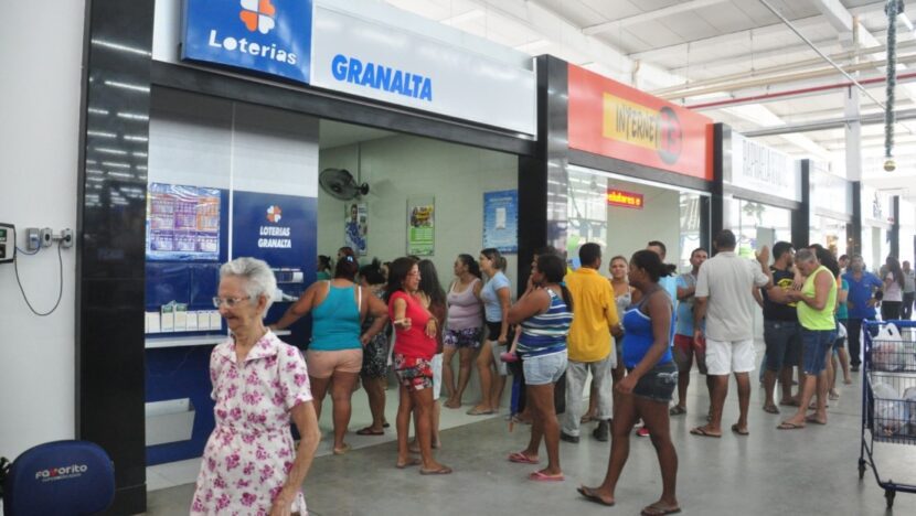 Muita gente está recorrendo às velhas e longas filas nas Casas Lotéricas Foto: José Aldenir