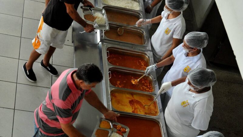 Restaurante popular oferece almoço especial de Natal em Betim