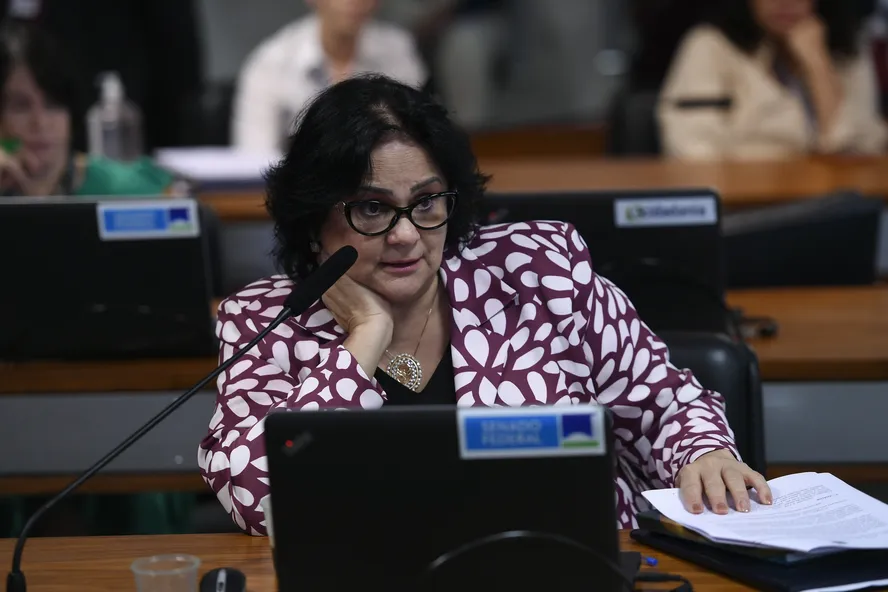 Damares cita igrejas envolvidas na fraude do INSS e afronta Malafaia