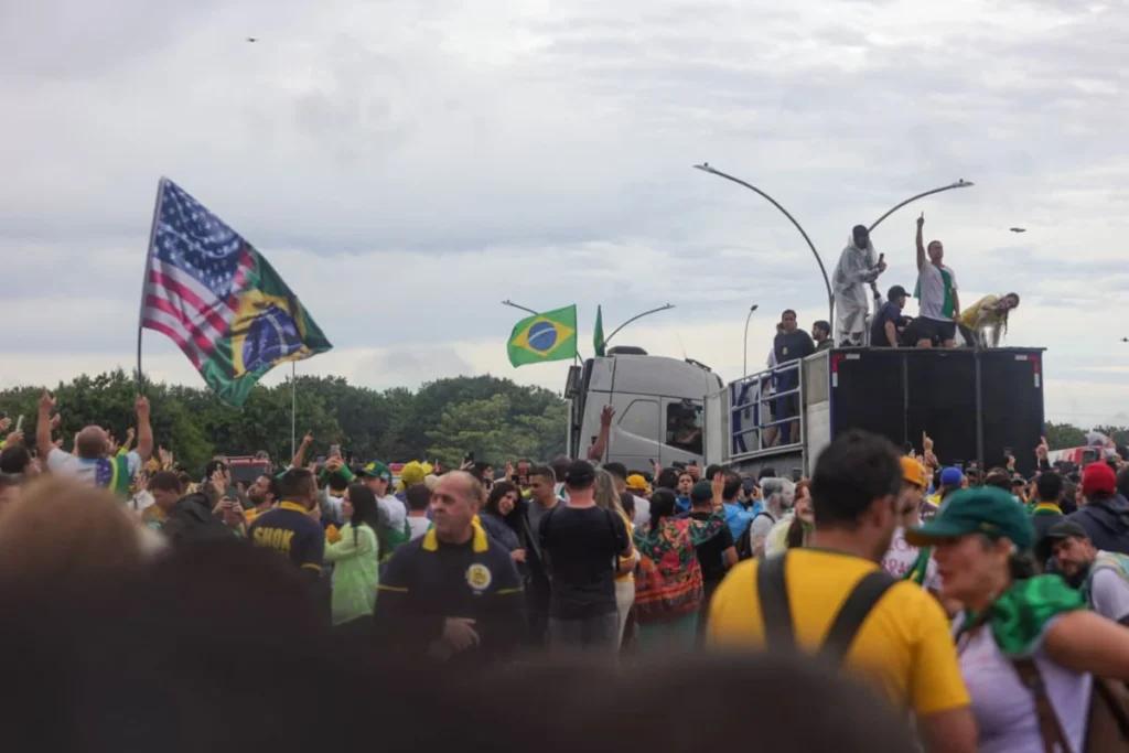 raio em manifestação de Nikolas Ferreira