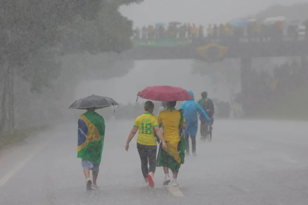 Raio atinge manifestantes de Nikolas
