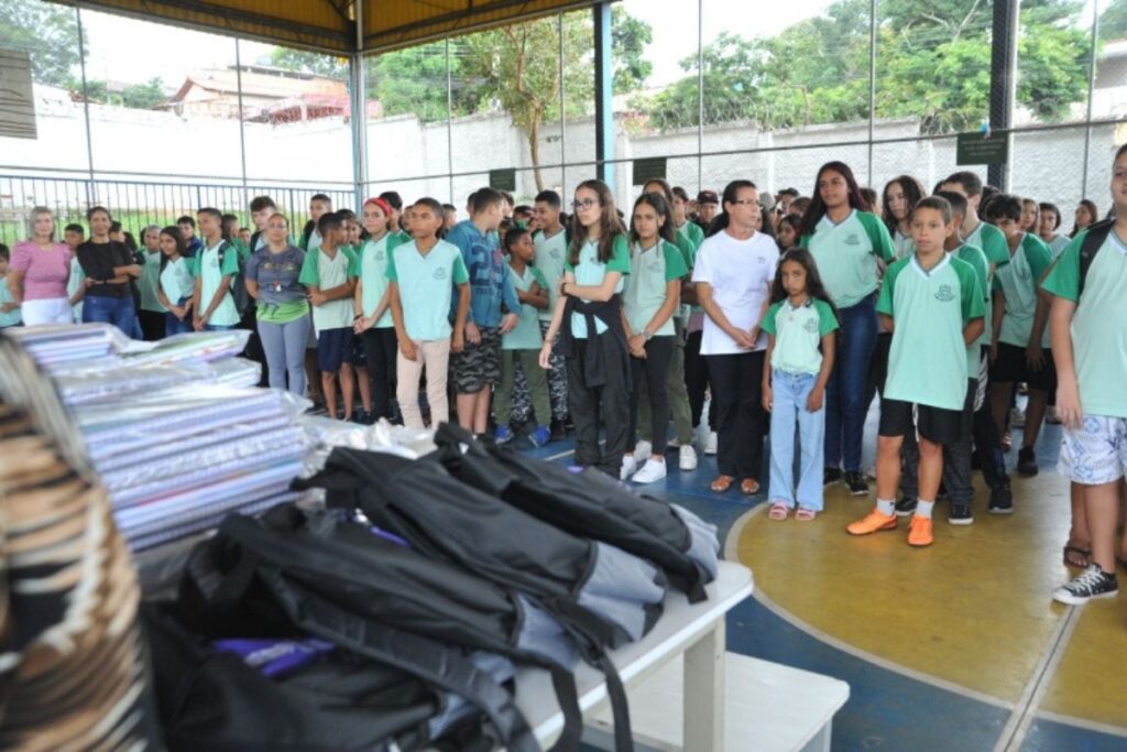  kit escolar em Betim 