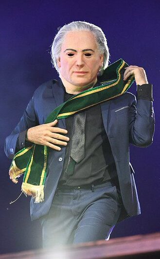 Carnaval vira tribunal da história