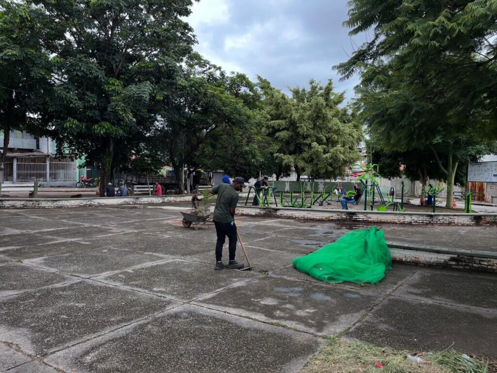 Limpeza de praça em Betim protege espaços de convivência 