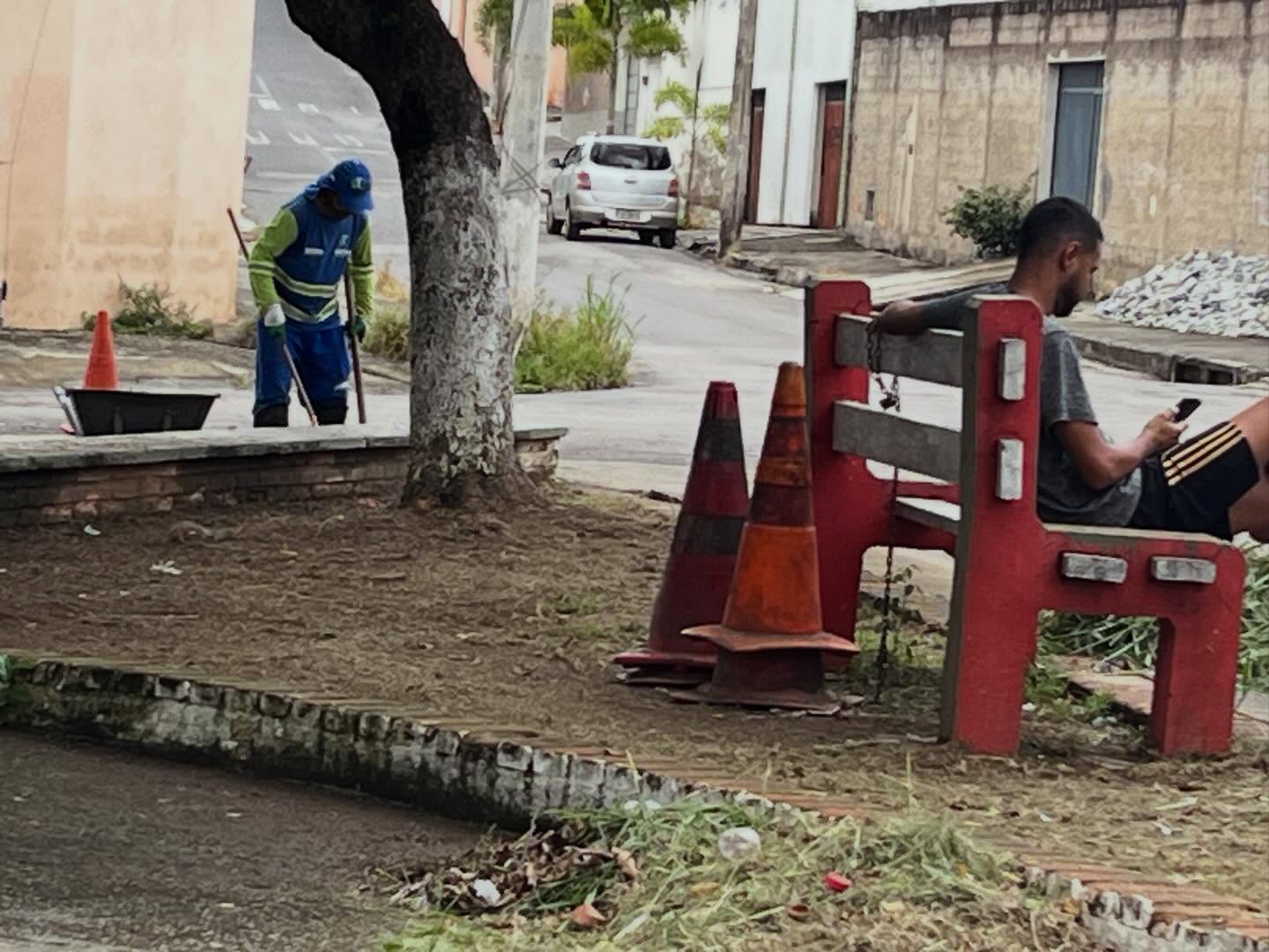 Limpeza de praça em Betim protege espaços de convivência 