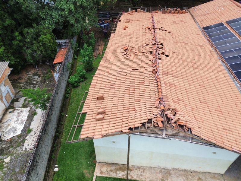 Chuvas danificam escola em Betim