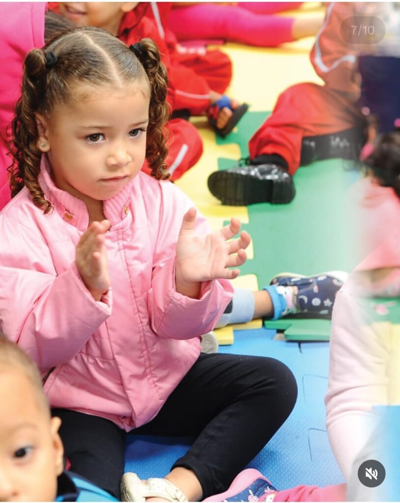 Entrega de kits escolares pelo prefeito Heron Guimarães