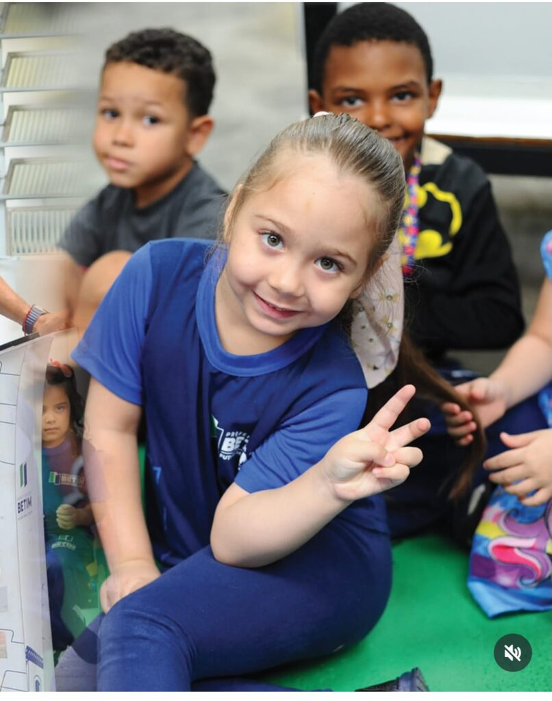 Entrega de kits escolares pelo prefeito Heron Guimarães