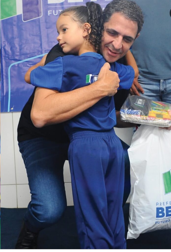 Prefeito Heron Guimarães entrega de kits escolares em Betim 