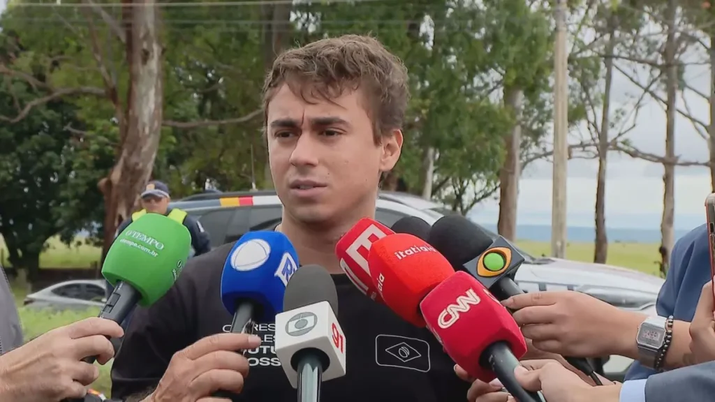 Nikolas rebate Eduardo na porta da Papuda após encontro com Bolsonaro