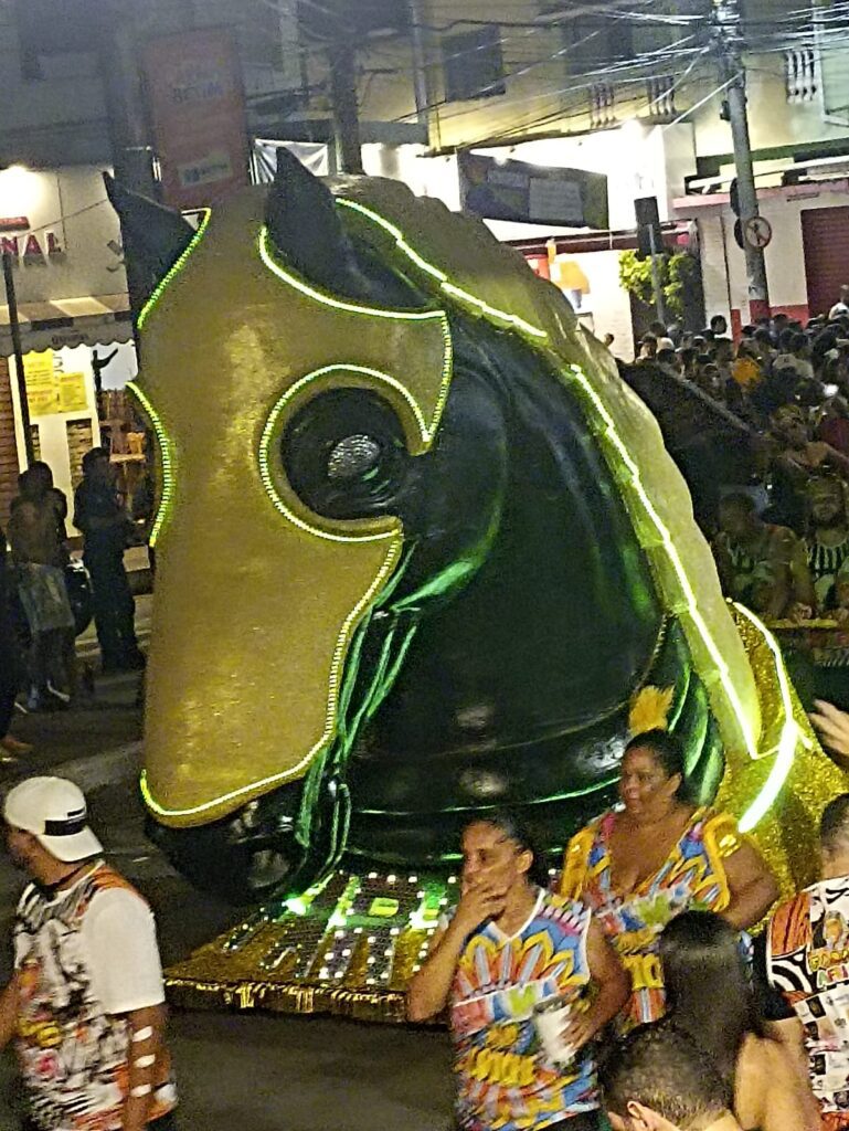 Carnaval de Betim 2026 transforma a rua do Rosário em um espetáculo de cores, música e alegria