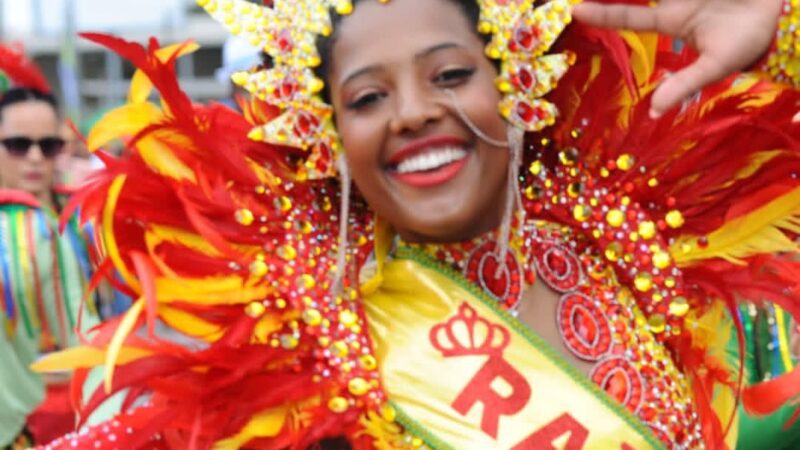 Carnaval de Betim 2026 transforma a rua do Rosário em espetáculo de cores, música e alegria