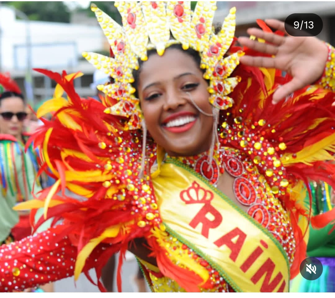 Carnaval de Betim 2026 transforma a rua do Rosário em espetáculo de cores, música e alegria