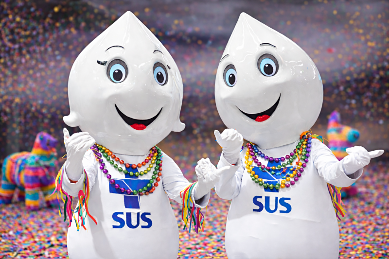 Zé Gotinha e Maria Gotinha entram na folia dos blocos de ruas de Betim