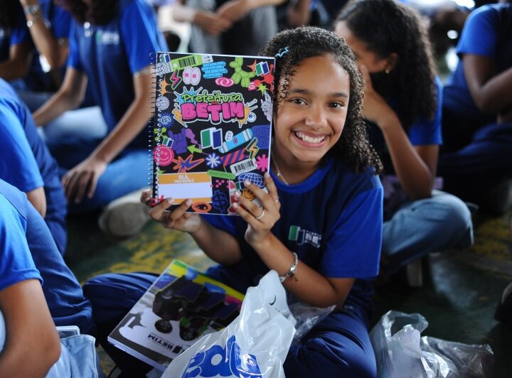 Entrega de kits escolares em Betim marca o início do ano letivo