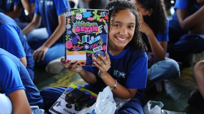 Entrega de kits escolares em Betim marca o início do ano letivo