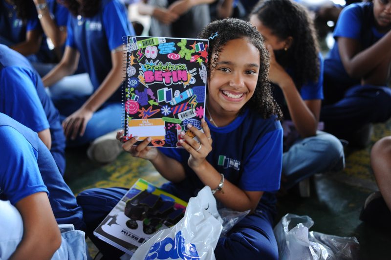 Entrega de kits escolares em Betim marca o início do ano letivo
