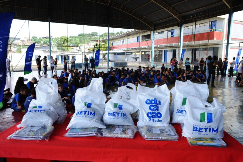 Entrega de kits escolares em Betim marca o início do ano letivo