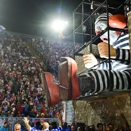 Carnaval vira tribunal da história