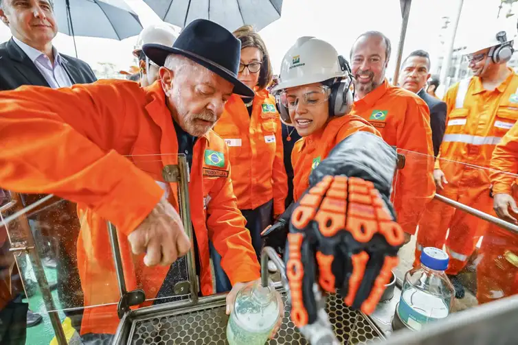 Em Betim, Lula propõe reserva de combustíveis Em Betim, Lula propõe reserva de combustíveis