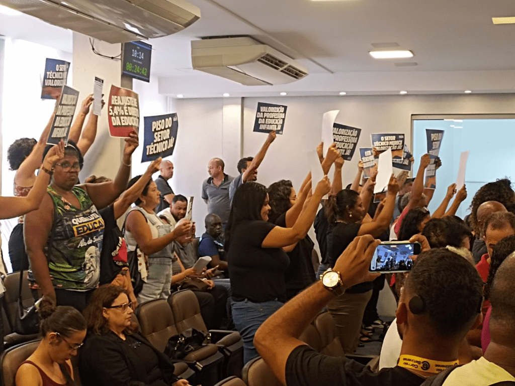 Críticas ao leilão de escolas em Minas geram protestos