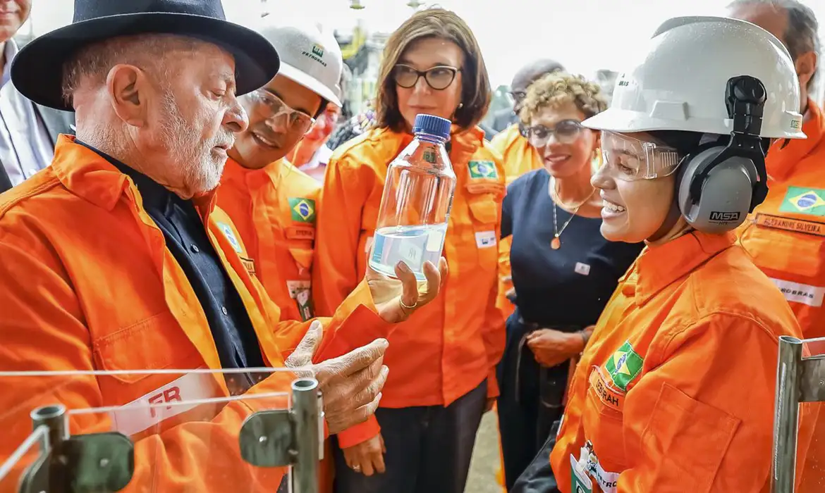 Lula reage à crise do petróleo e propõe reserva de combustíveis em Betim para evitar disparada de preços