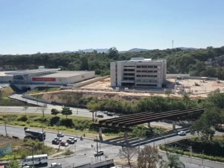Viaduto abandonado há 8 anos em Betim terá obras retomadas 