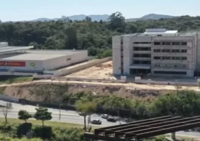 Moradores finalmente vão ver o viaduto pronto depois de 8 anos