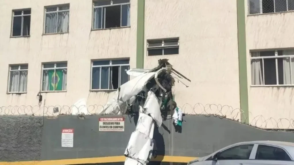 Bombeiros atuam no prédio atingido pelo monomotor no bairro Silveira após aeronave decolar do Aeroporto da Pampulha | Foto: Bombeiros / Divulgação