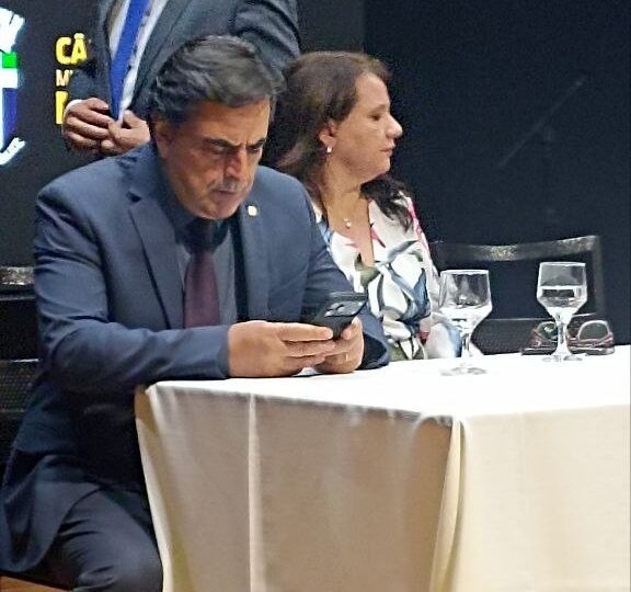 Escândalo do Banco Master assombra festa de políticos em Betim