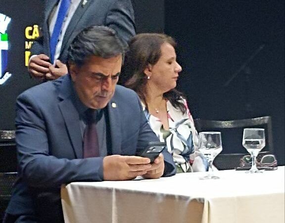 Escândalo do Banco Master assombra festa de políticos em Betim