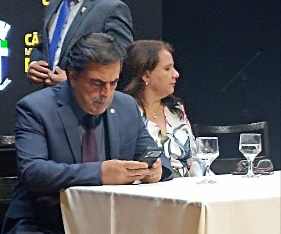 Escândalo do Banco Master assombra festa de políticos em Betim
