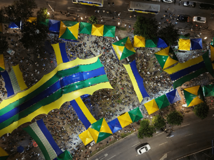 Jogo do Brasil e Haiti reúne torcedores na praça do Encontro em Betim