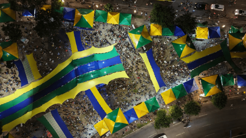 Jogo do Brasil e Haiti reúne torcedores na praça do Encontro em Betim
