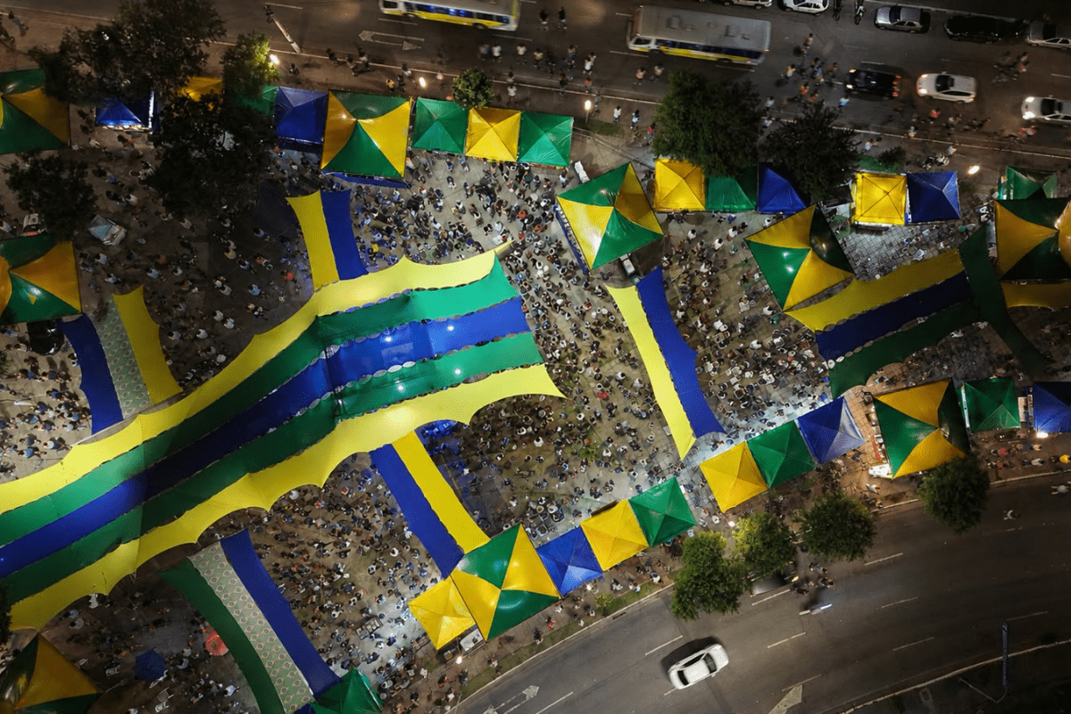 Jogo do Brasil e Haiti reúne torcedores na Praça do Encontro em Betim
