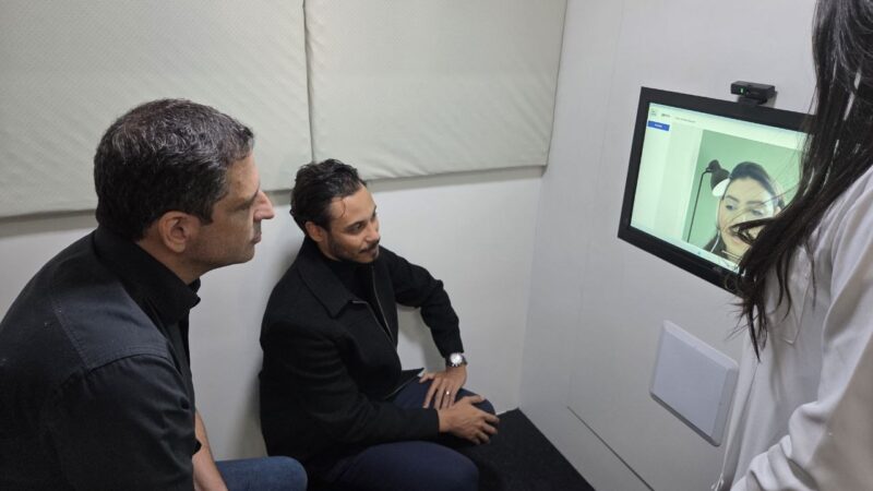 Prefeito visita cabine de Tele Saúde de Betim e promete expandir serviço
