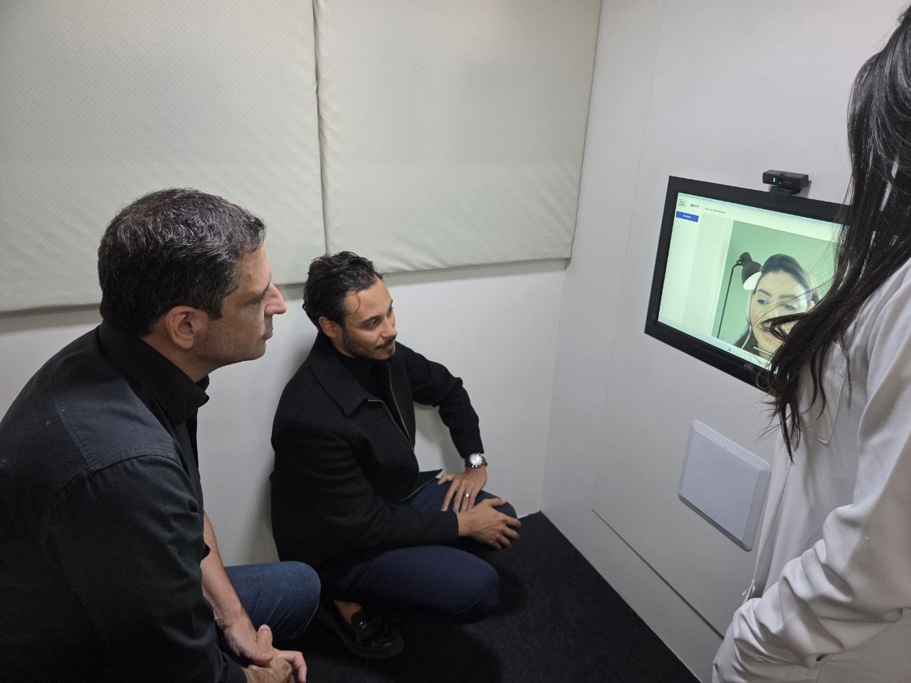 Prefeito visita cabine de Tele Saúde de Betim e promete expandir serviço
