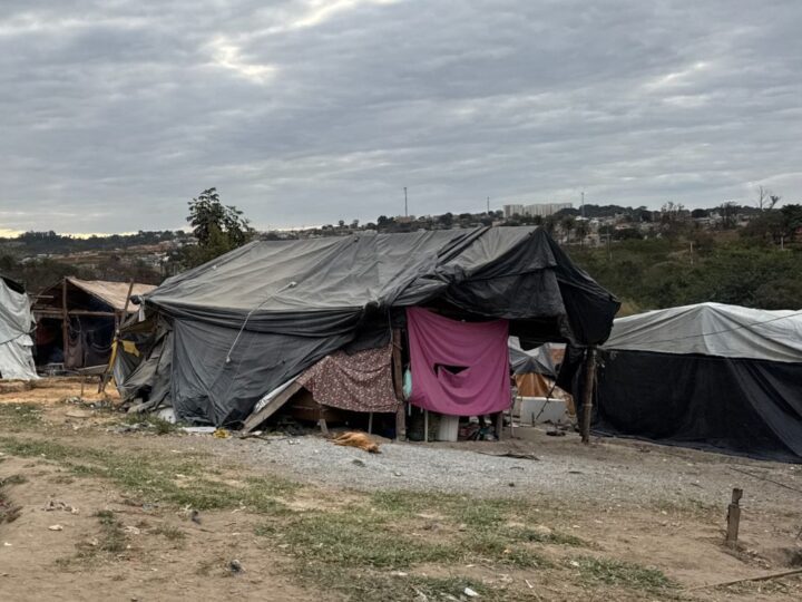 Entre a lona e a esperança, venezuelanos sobrevivem em Betim