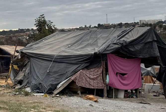 Entre a lona e a esperança, venezuelanos sobrevivem em Betim