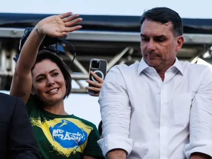 Michelle Bolsonaro sai das sombras e declara guerra ao herdeiro do clã