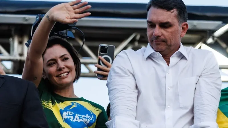 Michelle Bolsonaro sai das sombras e declara guerra ao herdeiro do clã