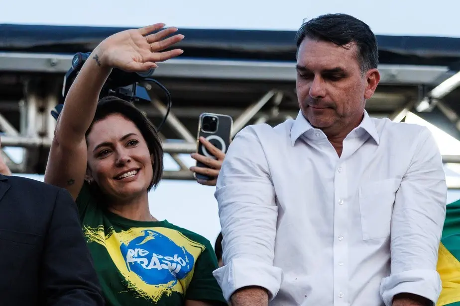 Michelle Bolsonaro sai das sombras e declara guerra ao herdeiro do clã