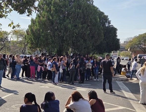 Categoria de atendente escolar de Betim protesta contra regime de trabalho