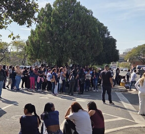 Categoria de atendente escolar de Betim protesta contra regime de trabalho 