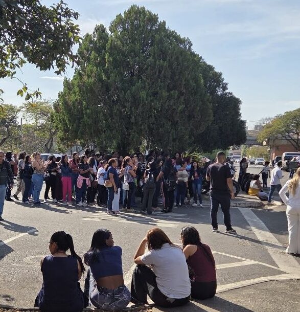 Categoria de atendente escolar de Betim protesta contra regime de trabalho 