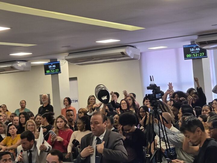 Atendentes pedagógicas de Betim protestam contra mudança de contrato